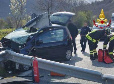 Serrapetrona, incidente  sulla SS77: auto finisce contro il guardrail: due feriti all'ospedale