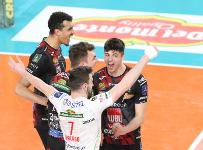 Volley, la Lube si mangia Trento in gara 2: la finale scudetto è in parità, Bottolo super Volley, la Lube si mangia Trento in gara 2: la finale scudetto è in parità, Bottolo super