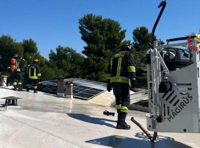 Incendio ai pannelli solari sul tetto: paura in un condominio di Macerata Incendio ai pannelli solari sul tetto: paura in un condominio di Macerata