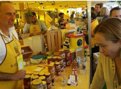 Castelraimondo, l’amore per le api de Il Girasole: il miele diventa esperienza per grandi e bambini Castelraimondo, l’amore per le api de Il Girasole: il miele diventa esperienza per grandi e bambini