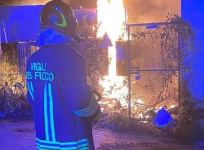 Incendio in una cabina dell'Enel: blackout e intervento dei vigili del fuoco