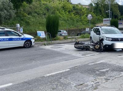 Macerata, violento scontro tra auto e moto: centauro traportato a Torrette in eliambulanza Macerata, violento scontro tra auto e moto: centauro traportato a Torrette in eliambulanza