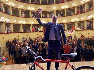 Ricci a Civitanova, con bicicletta e pane ("antifascista"):  'In 5 anni di Acquaroli nessun progresso per le Marche"