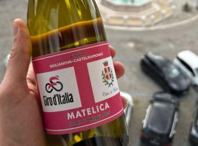 Matelica dedica un'etichetta del suo Verdicchio al Giro d'Italia Matelica dedica un'etichetta del suo Verdicchio al Giro d'Italia