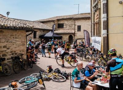 Da Pioraco a Serrapetrona, 24 ore in bici alla scoperta dell'entroterra: "In 260 pronti a pedalare nella natura"