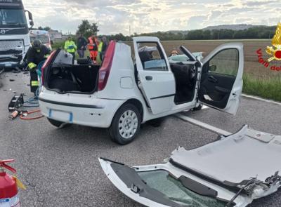 Potenza Picena, tragico schianto sulla Regina tra auto e camion: un morto