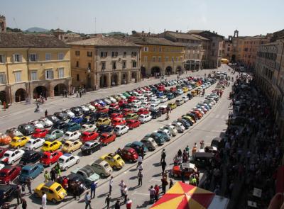 San Severino, invasione a quattro ruote: le Fiat 500 conquistano piazza del Popolo per un weekend San Severino, invasione a quattro ruote: le Fiat 500 conquistano piazza del Popolo per un weekend