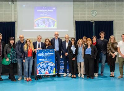 Civitanova, tra parole, musica e impegno: il Da Vinci celebra l’Europa con un patto per il futuro Civitanova, tra parole, musica e impegno: il Da Vinci celebra l’Europa con un patto per il futuro