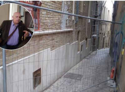 "Il vicolo di casa mia chiuso senza preavviso per gli Aperitivi Europei. Per me, non vedente, è l'unica strada percorribile"