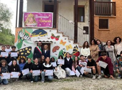 Matelica, inaugurato a Braccano un nuovo murale realizzato in collaborazione con l’Istituto Comprensivo Mattei Matelica, inaugurato a Braccano un nuovo murale realizzato in collaborazione con l’Istituto Comprensivo Mattei