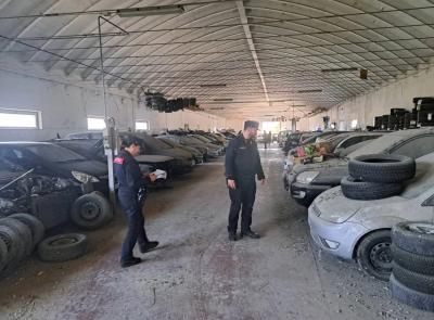 Officina abusiva in azienda agricola: sequestrati 135 veicoli a Morrovalle Officina abusiva in azienda agricola: sequestrati 135 veicoli a Morrovalle