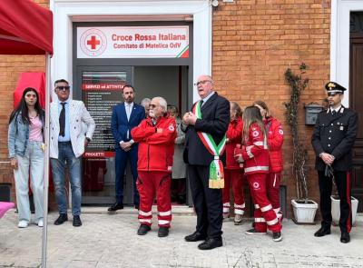 Castelraimondo, un cuore che continua a battere: donato un defibrillatore in ricordo di Matteo Fattinnanzi Castelraimondo, un cuore che continua a battere: donato un defibrillatore in ricordo di Matteo Fattinnanzi