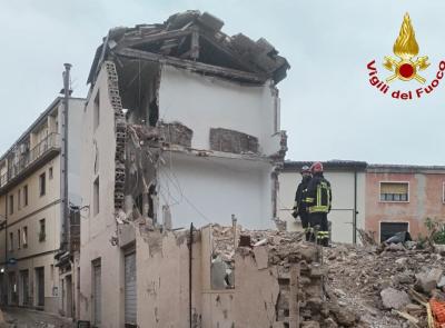 Tolentino, crollo durante demolizione in via Bezzi: danni a due edifici, evacuata una famiglia Tolentino, crollo durante demolizione in via Bezzi: danni a due edifici, evacuata una famiglia