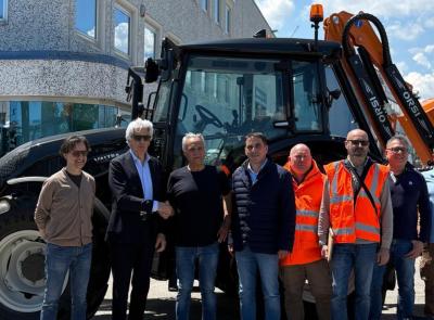 Provincia di Macerata, un nuovo trattore per il taglio dell'erba: "Sfalcio più sicuro e veloce"