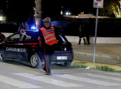 Macerata, urla e gesti contro le auto poi l'aggressione ai carabinieri: denunciata