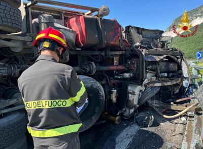 Camion carico di legname si ribalta lungo la Statale: strada chiusa al traffico