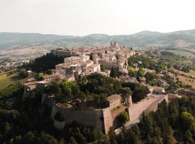 Camerino ospita la partenza del Giro-E 2025: una giornata tra sport, spettacolo e sostenibilità Camerino ospita la partenza del Giro-E 2025: una giornata tra sport, spettacolo e sostenibilità