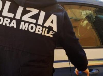 Folle inseguimento a Fermo con veicoli rubati: furgone si ribalta, ladri in fuga nei campi