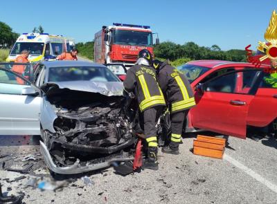 Scontro tra due auto sulla strada provinciale: due feriti, interviene l'elisoccorso