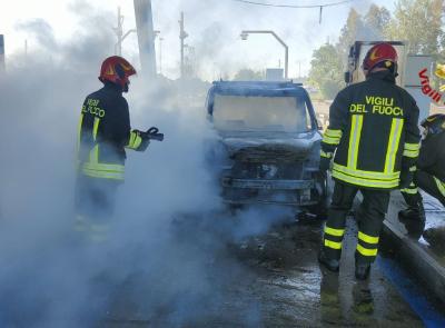 Porto Recanati, auto in fiamme al casello A14: intervengono i vigili del fuoco