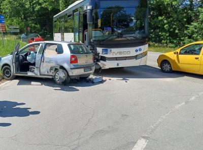 Scontro tra auto e pullman a San Severino: paura tra gli studenti a bordo, ma autista evita il peggio