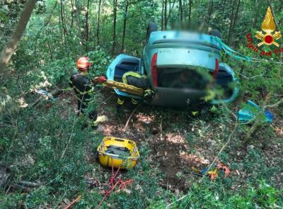 Auto finisce in una scarpata: conducente estratto dai vigili del fuoco e trasferito in elisoccorso a Torrette (FOTO)