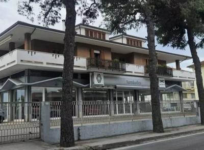 Entrano nella notte e rubano tre veicoli: colpo alla concessionaria Tombolini