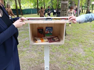 Book crossing a Pieve Torina, un casetta dei libri per combattere contrastare le dipendenze digitali