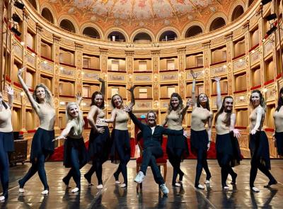 Tolentino, dopo 21 anni, le ex allieve di Anna Zanconi tornano sul palco con il Bolero di Ravel Tolentino, dopo 21 anni, le ex allieve di Anna Zanconi tornano sul palco con il Bolero di Ravel