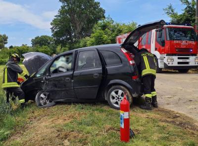 Scontro tra auto e camioncino a Corinaldo: un ferito trasportato in eliambulanza a Torrette Scontro tra auto e camioncino a Corinaldo: un ferito trasportato in eliambulanza a Torrette