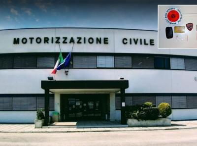 Macerata, truffa per il test della patente: il micro auricolare si incastra nell’orecchio e finisce in ospedale