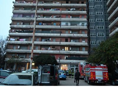 Porto Recanati, oltre 100 identificati all'Hotel House: due non in regola con il permesso di soggiorno Porto Recanati, oltre 100 identificati all'Hotel House: due non in regola con il permesso di soggiorno