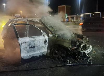 Porto Recanati, auto divorata dalle fiamme vicino al casello dell'A14