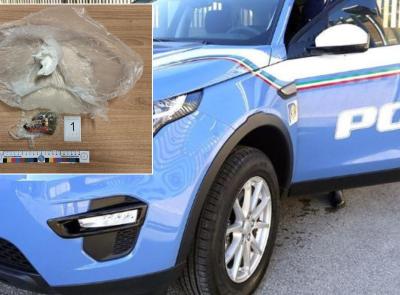 Porto Recanati, alla vista delle forze dell'ordine getta la droga dal balcone: arrestato 44enne