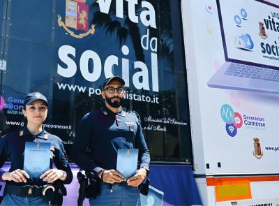 Il truck della Polizia Postale fa tappa a Civitanova: focus su minori scomparsi e pericoli online