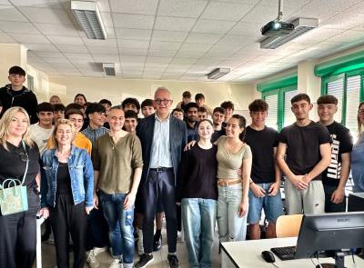 Civitanova, premiati gli studenti del “Bonifazi-Corridoni” per il brano “Carta falsa": tra legalità e truffe online