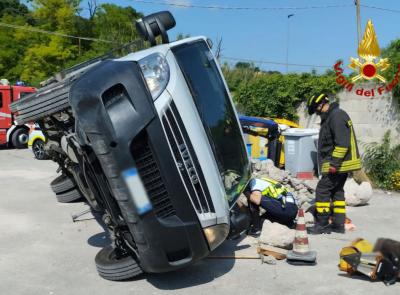 Operaio resta schiacciato dal furgone: trasferito a Torrette in eliambulanza