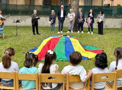 Civitanova, cultura in miniatura, valori in grande: i bambini della “Via dei Mille” donano alla Zavatti un plastico