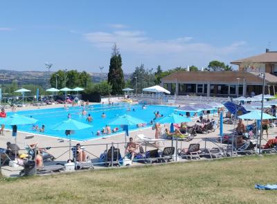 Macerata, riapre la piscina Filarmonica: torna l'estate in città con nuovi orari e spazi