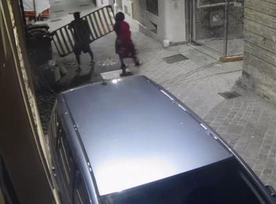 Macerata, abbandonano materasso e reti in centro: coppia identificata e sanzionata