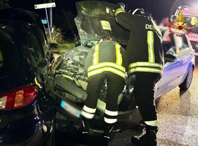 Recanati, incidente lungo la Provinciale: sei persone coinvolte, due estratte dai vigili del fuoco