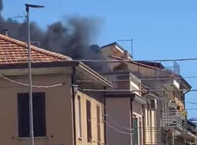 Civitanova, scoppia incendio in una palazzina: colonna di fumo visibile a chilometri di distanza