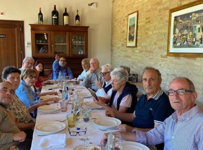 Macerata - Sessant’anni dopo, di nuovo tra i banchi: l’abbraccio tra generazioni all’ITC Gentili