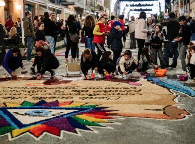 Castelraimondo si prepara all’Infiorata: arte, fede e spettacoli. L'anteprima con i Tiromancino