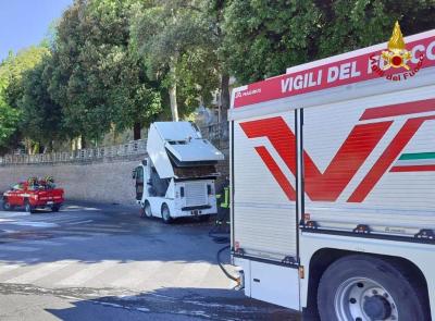 Macerata, autospazzatrice in fiamme ai Giardini Diaz: intervengono i vigili del fuoco