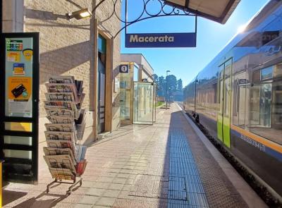 Macerata, bus al posto dei treni ma l’edicola non cambia binario: “Restiamo aperti”