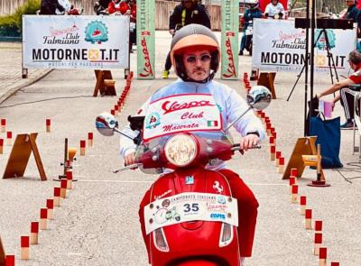 Le Vespe arrivano a Belforte del Chienti: motori e cultura in piazza Umberto I