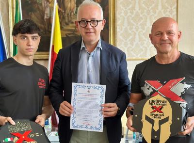 Civitanova, premiati in Comune il giovane campione De Pasquale e il Maestro Brasca