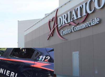 Civitanova, rimuovono l'antitaccheggio e rubano vestiti al centro commerciale: denunciati due giovani