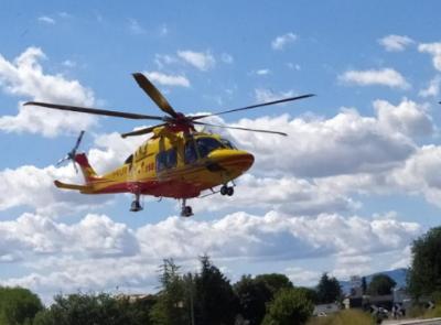 Paura a Pieve Torina, motociclista perde il controllo e finisce a terra: trasportato in eliambulanza